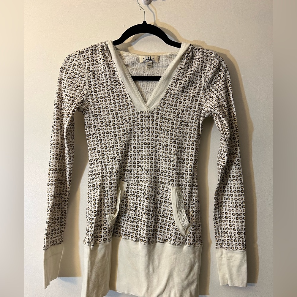 NWOT daisy print hooded long sleeve